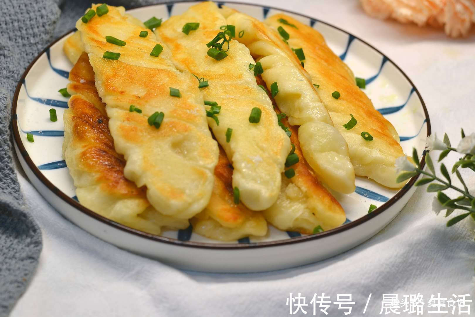 自从学会这早餐，儿子就迷上了它，卷一卷煎一煎，蓬松酥脆香喷喷