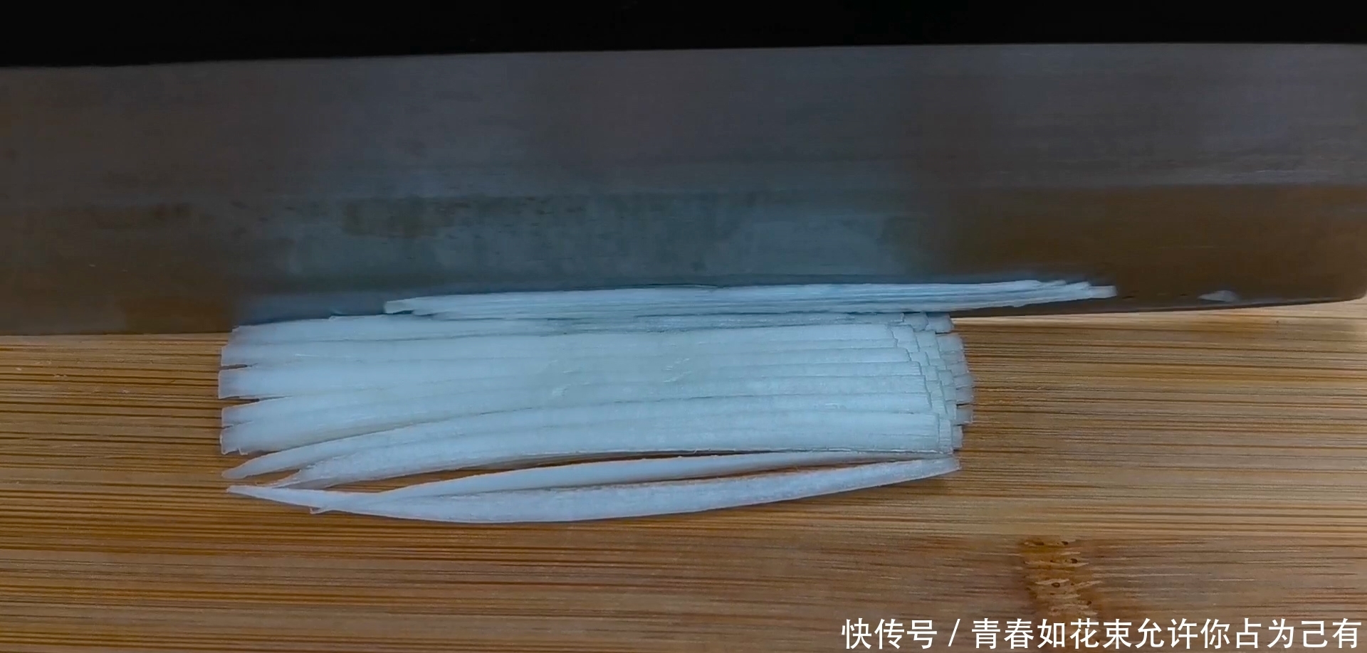 难怪饭店的凉拌海带丝那么好吃,原来有诀窍,简单好学又解馋