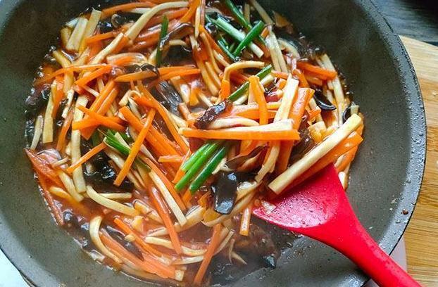 这菜我家隔2天准炒一盘，浇上料汁鲜香下饭，简单营养又好做