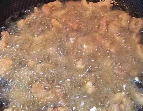 炸酥肉，不要直接用面粉！30年大厨教你，金黄酥脆肉质嫩，不回潮