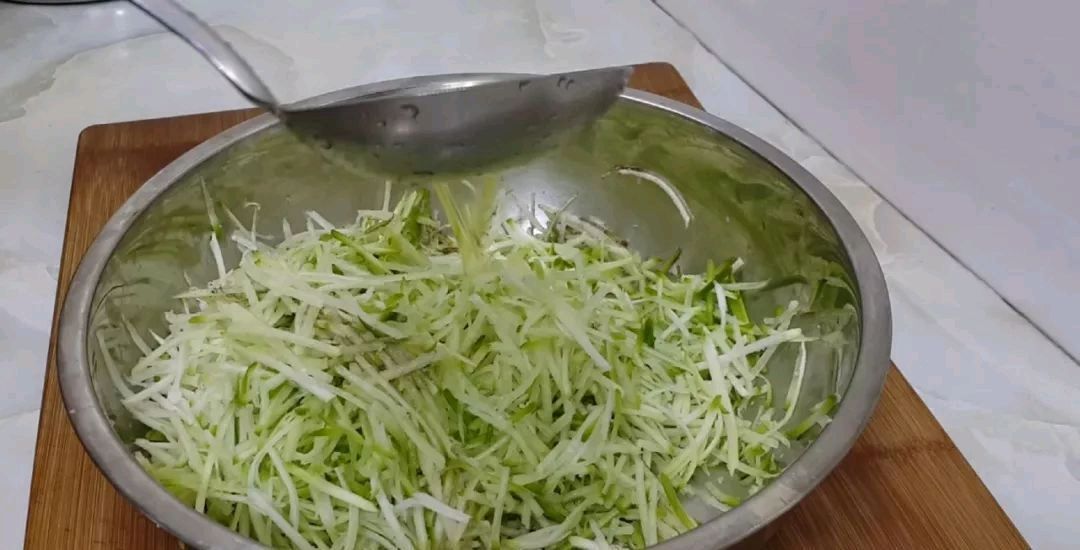  到吃萝卜的时候，我教你怎么做萝卜肉丸它们味道鲜美，但不油炸你吃得越多，它们就越香