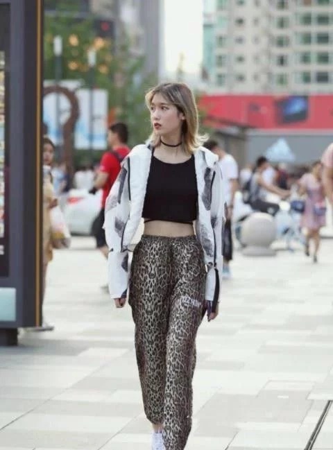  温婉|街拍：身材高挑的美女，温婉可人，很有吸引力