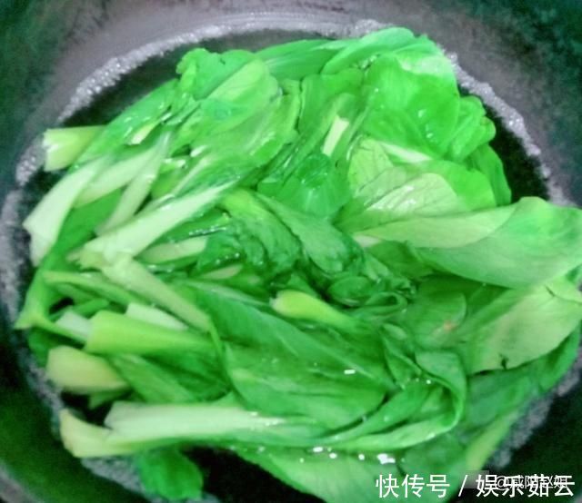 青菜炒蘑菇的家常做法,咸香下饭,比红烧肉还好吃