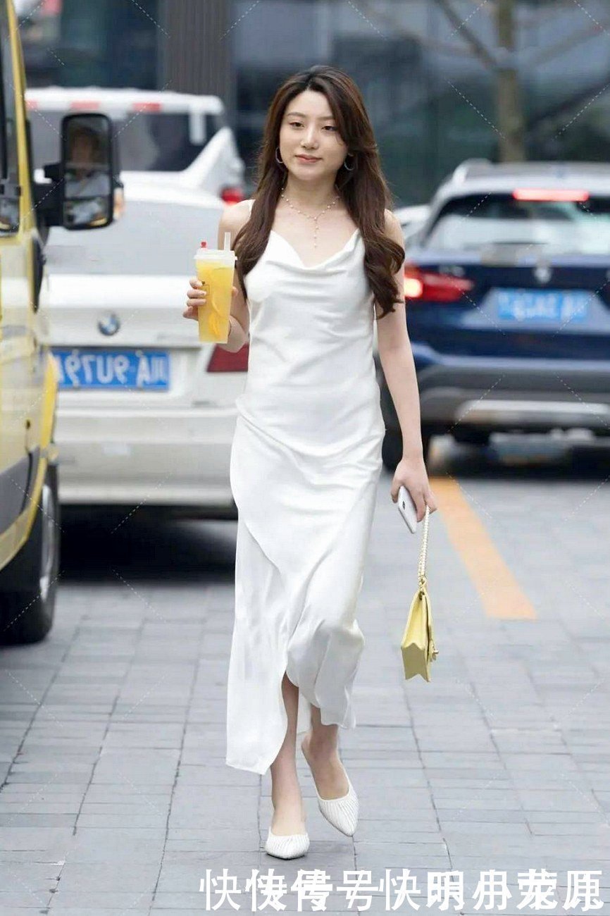 外型|白色吊带连衣裙搭配,展现出几分随性的美感