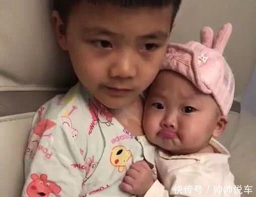 孩子|妹妹被教训后,一脸委屈躲在哥哥怀里,妈妈看后心都暖化了
