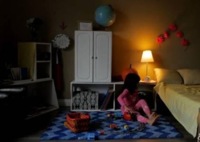 孩子|宝宝半夜不睡觉,妈妈要被气炸了,掀开被子一看妈妈笑了