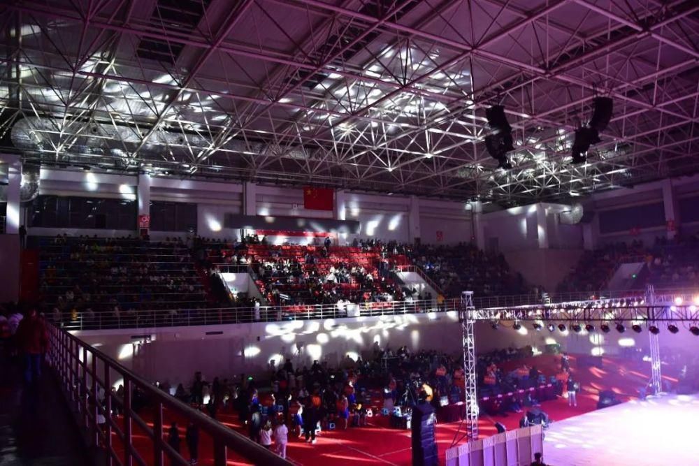 冬天的第二场雪和今晚的校园歌手大赛更配噢～