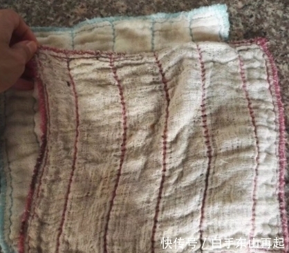 厨房别再用抹布!学会2招,不用洗洁精和水,油渍也能轻松擦干净