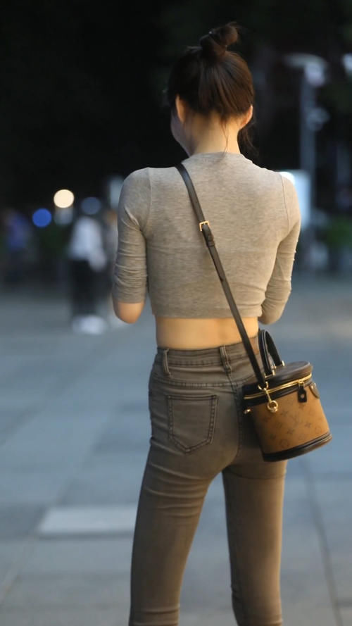 气质|街拍气质型的小姐姐,简约高腰上衣搭配休闲鞋,穿出满满运动风