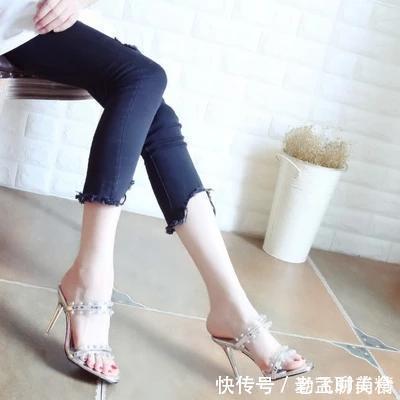 鞋柜 女人的鞋柜里不能少的透明高跟鞋，拉长双腿线条，展现纤细玉足