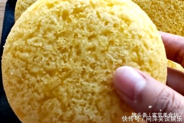 玉米面蒸糕|做玉米面蒸糕，用冷水还是热水和面很多人做错，难怪发硬不好吃