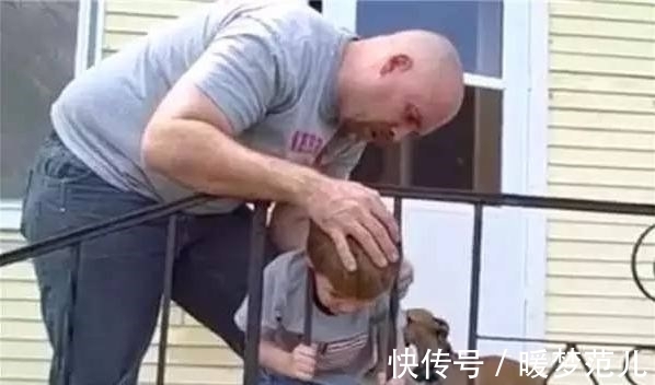 爸爸|外国小男孩头被栏杆卡住了,爸爸的处理让国人大开眼界