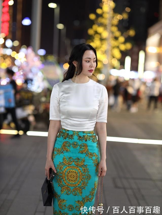 短袖衫 一身绸缎面穿搭,白色短袖衫配孔雀蓝绣花裙,优雅复古又魅力迷人!
