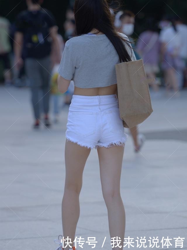 俏皮可爱|超短上衣搭配小仙女风的毛边裤，俏皮可爱，充满朝气
