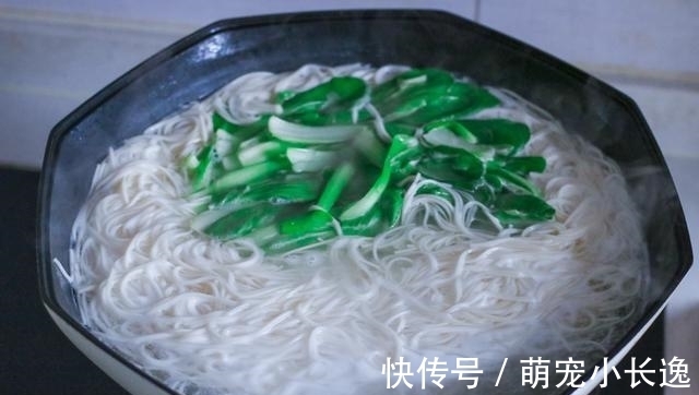 家有小学生,早餐不将就,这早餐每天早上吃一碗,补充营养长个子