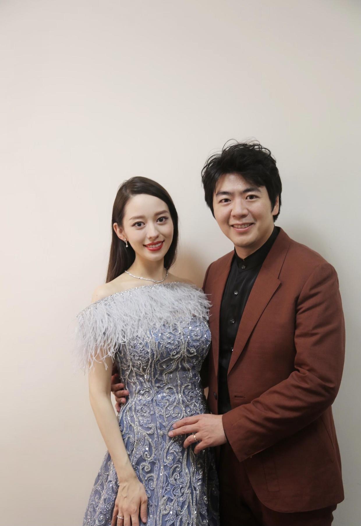 高挑|吉娜又美出新高度,灰色针织衫配修身长裤高挑利落,腰细得像P的