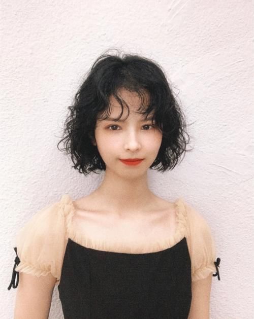 纹理感 女人过了50岁发型这样剪,洋气显年轻,时尚更自信