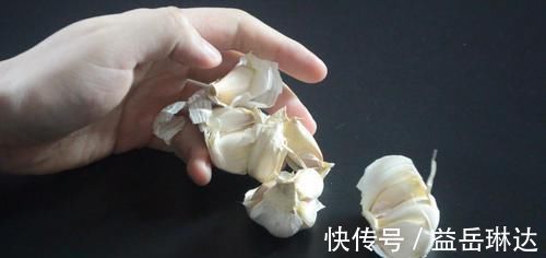 剥大蒜别再用刀拍了，只需借助它，快速又不伤手，方法太棒了