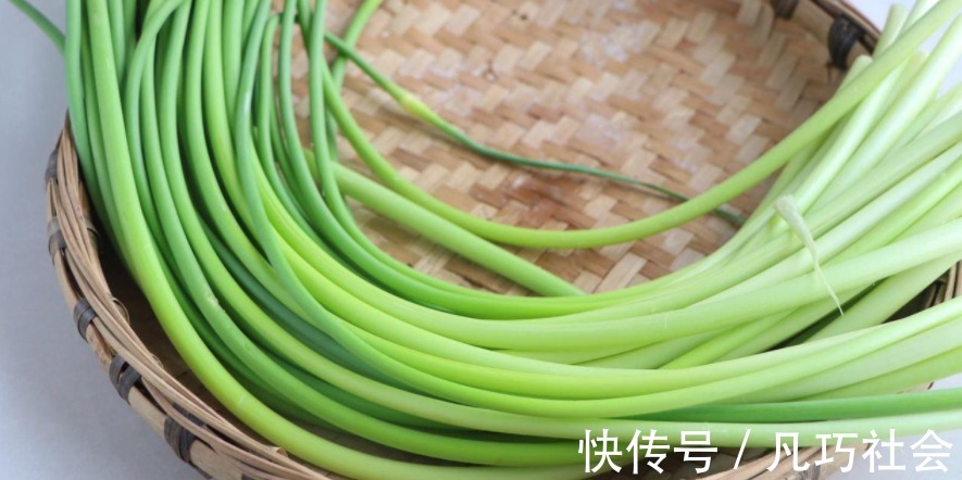 蒜苔|炒肉时，不要切好就炒，厨师长教你1招，肉软嫩鲜香，不柴也不腥