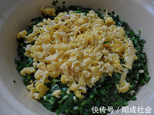 酥脆|韭菜盒子最快速的做法，不发面不揉面，皮薄酥脆，馅多不破皮