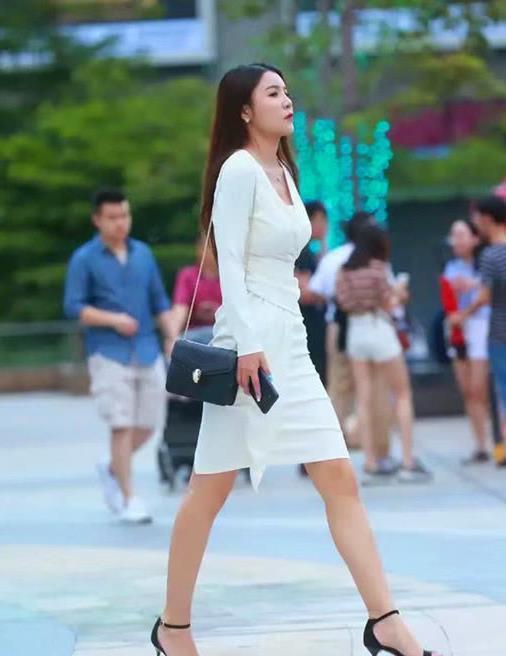 街拍:随性简单的穿搭,让美女气场全开,魅力无限