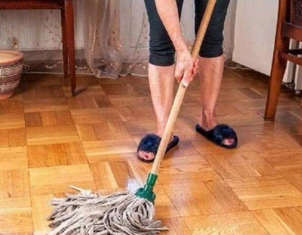 地面|拖地也要讲究方法，拖地时水里加以下3样东西，一星期地面没灰尘