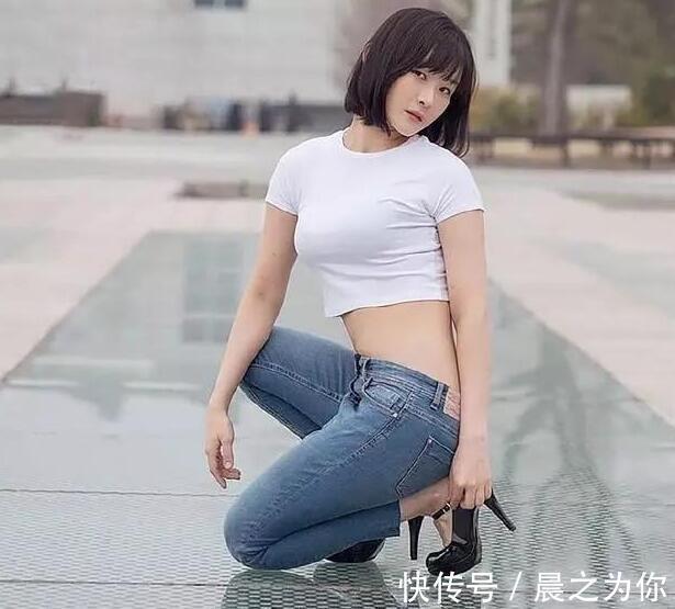 美女 靓丽美女搭配紧身牛仔裤,轻松塑造优美比例线条
