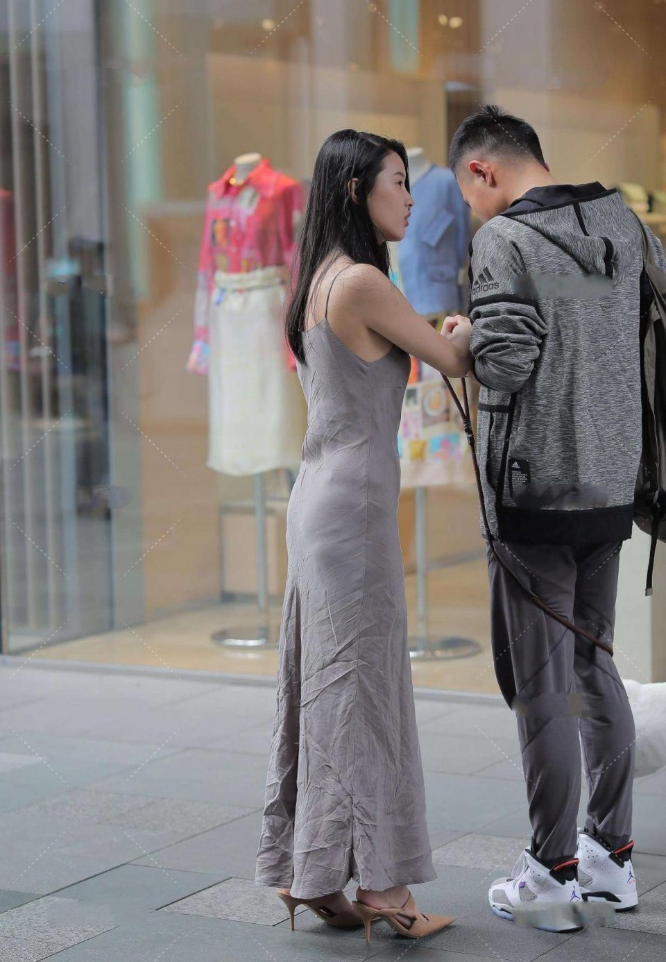 朋友们|美女街拍:非常有气质的气质美女,展现婀娜的身姿,突出身材优势