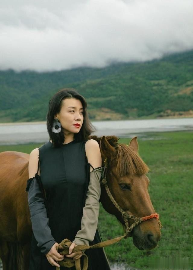 德华|46岁“德华”越老越放得开,紧身裙配鸳鸯袖套,身材丰满太迷人