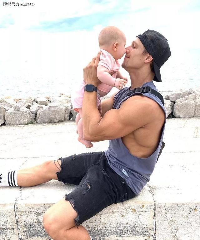 胸肌|臂围45cm，二头肌似小山包的猛汉奶爸，还自带肌肉抽筋绝活