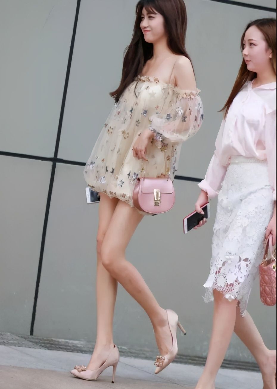 美女|街拍：两位清新可爱的美女，可爱又性感的穿搭成为街头靓丽的风景