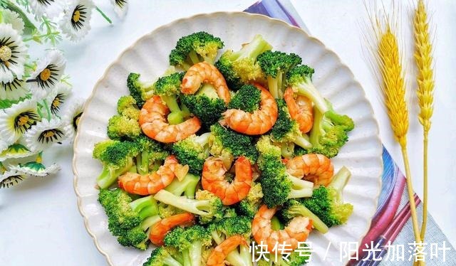 老少皆宜|西蓝花和虾仁搭配，随手一炒就是一盘下饭菜，家人都爱吃！