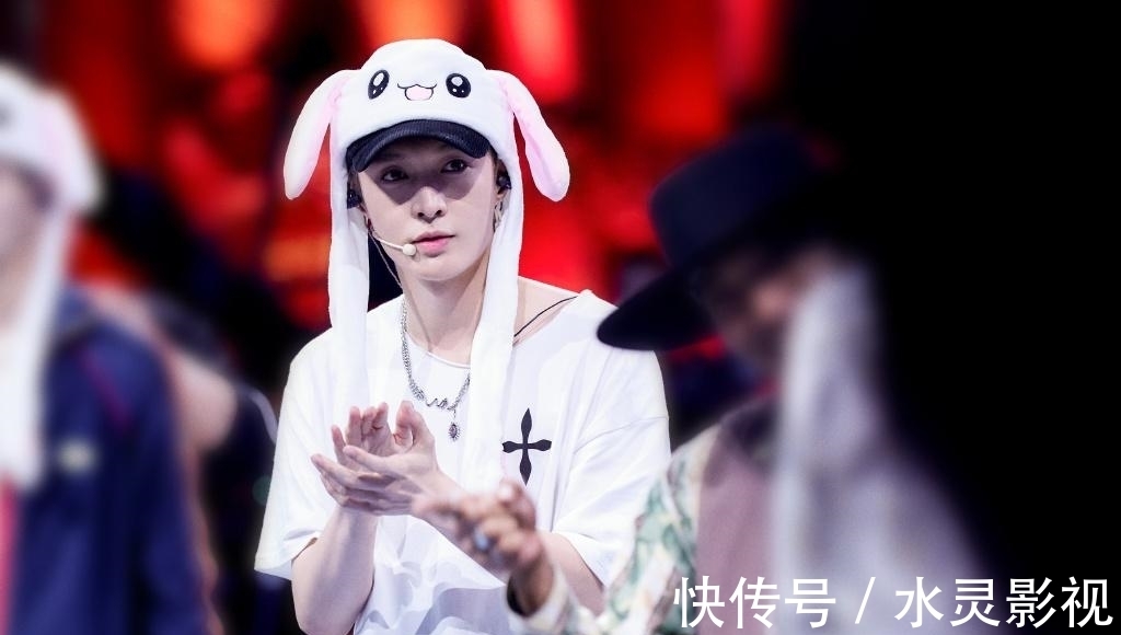 b張藝興王一博《街舞》搶人說辭好逗，卻把老外整懵，戴兔耳朵跳舞畫風可愛