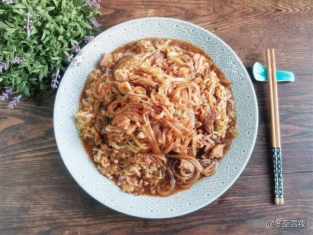 一道老东北菜，渍菜粉的家常做法，酸菜酸香味浓，粉条劲道不成团