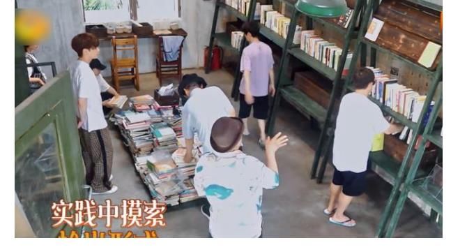 嘉宾们|张艺兴外出招呼小朋友，却意外偶遇吴亦凡，下意识表情太好笑