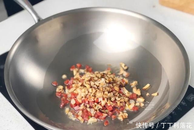 芋头糕|闻着香就被馋醒了!这早餐做一次能吃一周,早上几分钟搞定!