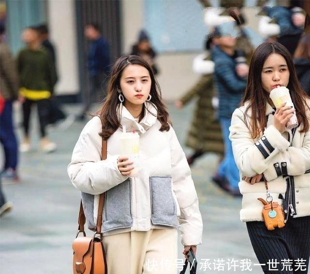 街拍图3小姐姐身材不错，就是额头有点高，可以亲的位置很多！