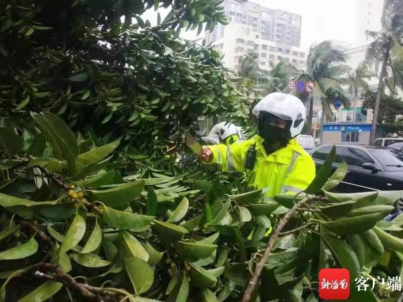 安全|狂风暴雨中他们逆风前行 海南公安全力抗击台风“圆规”