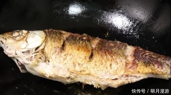 火温|把一大瓶雪碧倒入鱼盆中,不到2分钟,鲫鱼的反应让人想不到