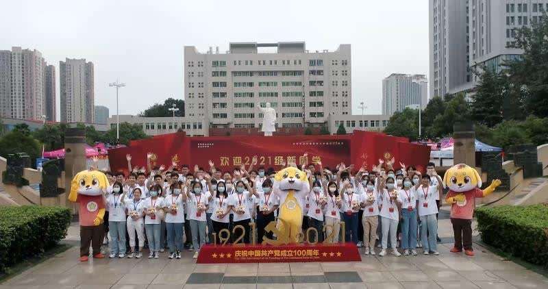 新生|安徽医科大学1500名志愿者为萌新“护航”