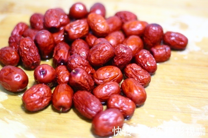 面粉只会做包子馒头不如做成发糕,一拌一蒸,又松软又香甜