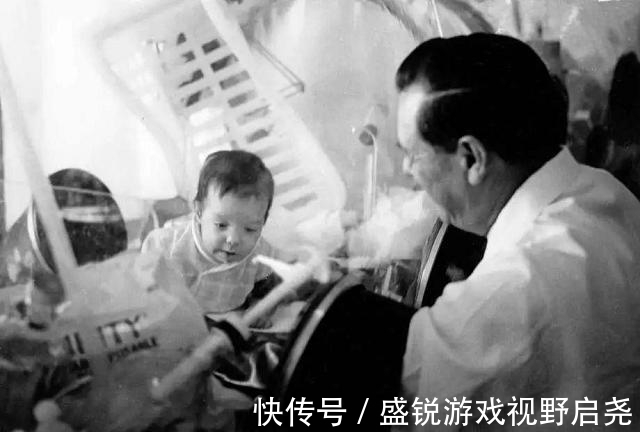 戴维|“泡泡男孩”:12岁才走出隔离罩,在死亡前才首次触摸到妈妈