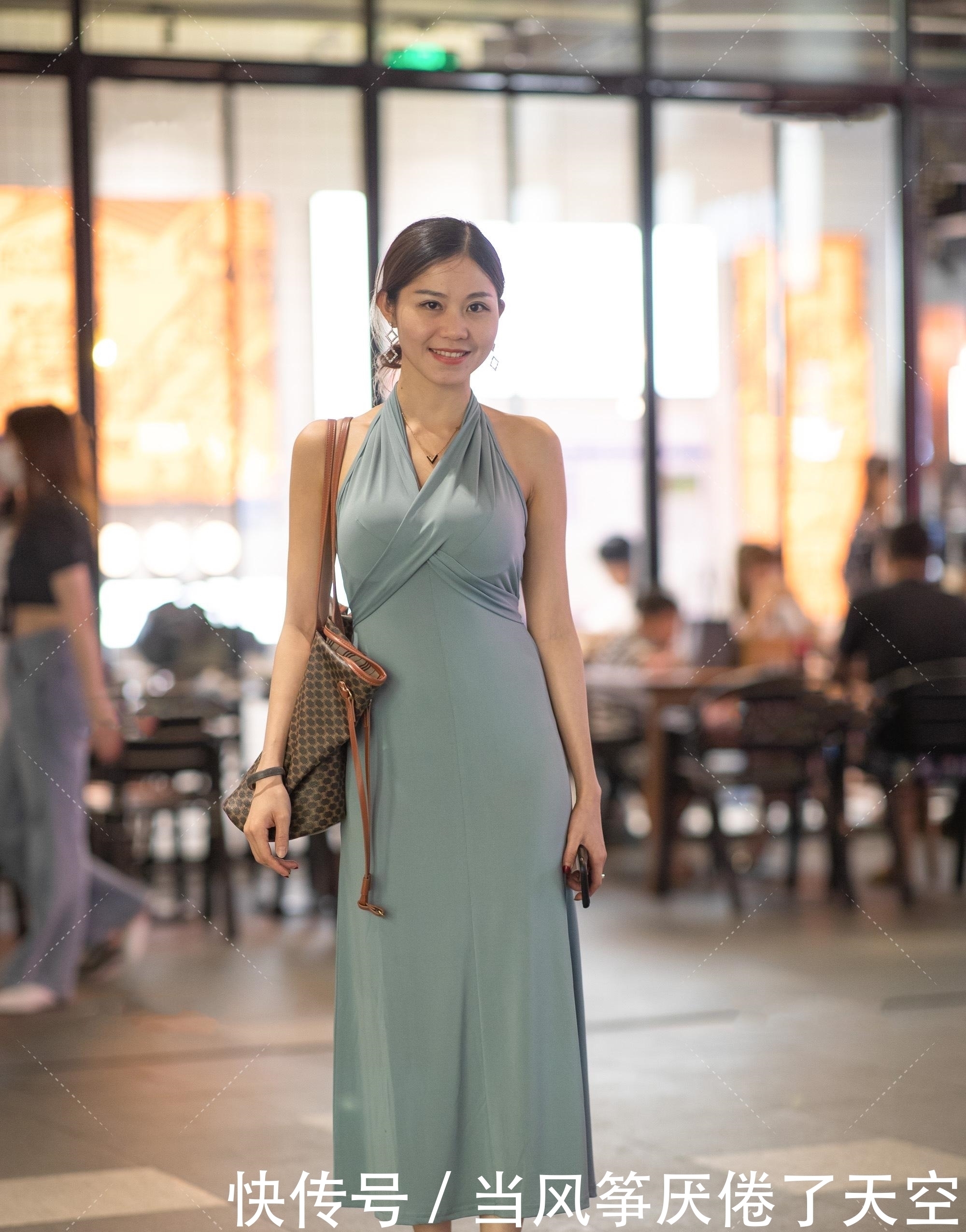 彰显|30+也能彰显清纯风格中含有“轻熟气质”,镶满白珍珠的鞋子高贵气息满满