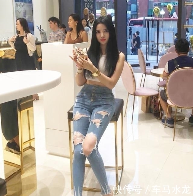 优雅|小姐姐牛仔裤身材高挑，曲线优美尽显女人魅力，带来清爽视觉感！
