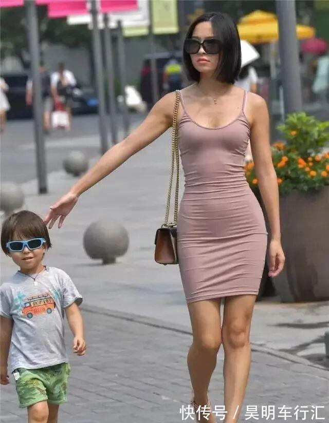 气质 连衣裙的穿着彰显简约利落气质,婉约不失时尚