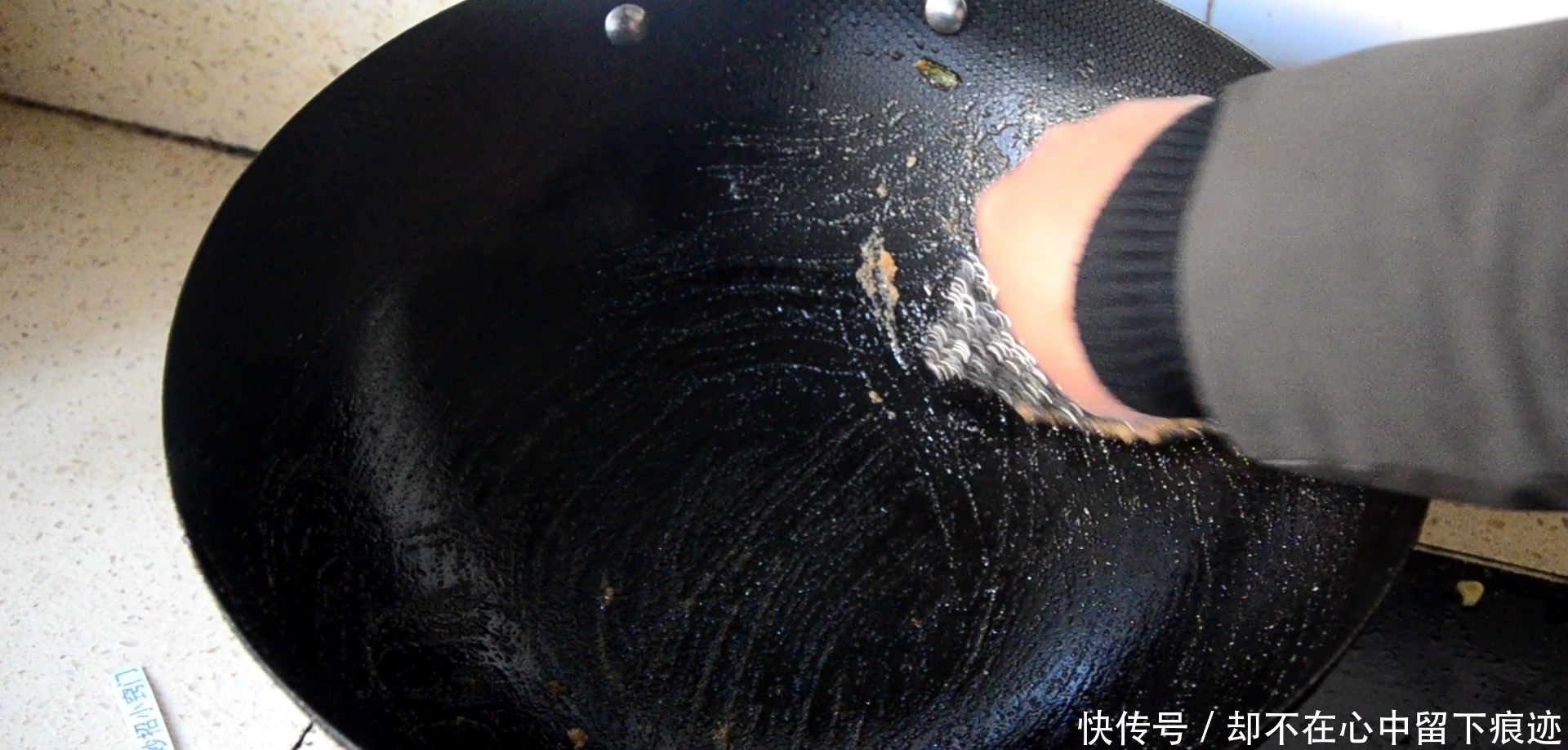 生锈的铁锅别扔了,学会1个小窍门,旧锅变新锅,好方法抓紧学