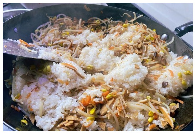 炒糯米饭要牢记2个小窍门,炒出来的糯米饭,粒粒晶莹,香甜软糯
