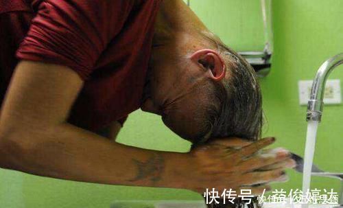 头皮|洗了几十年的头发,你可能第一步就做错了,难怪头发毛躁、没润泽