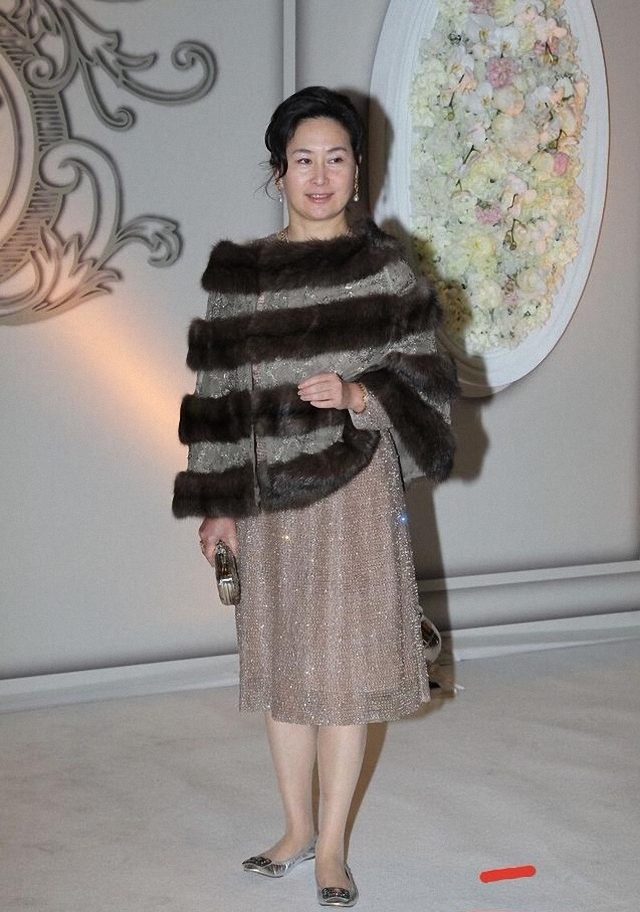 富态|57岁何超琼难得霸气,穿皮草配亮片连衣裙,展颜一笑更显富态