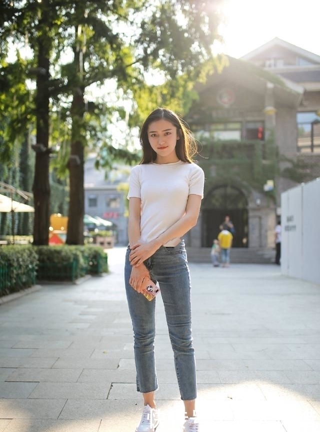 街拍:穿紧身牛仔裤的小姐姐,时尚靓丽,一双美腿吸人眼球!